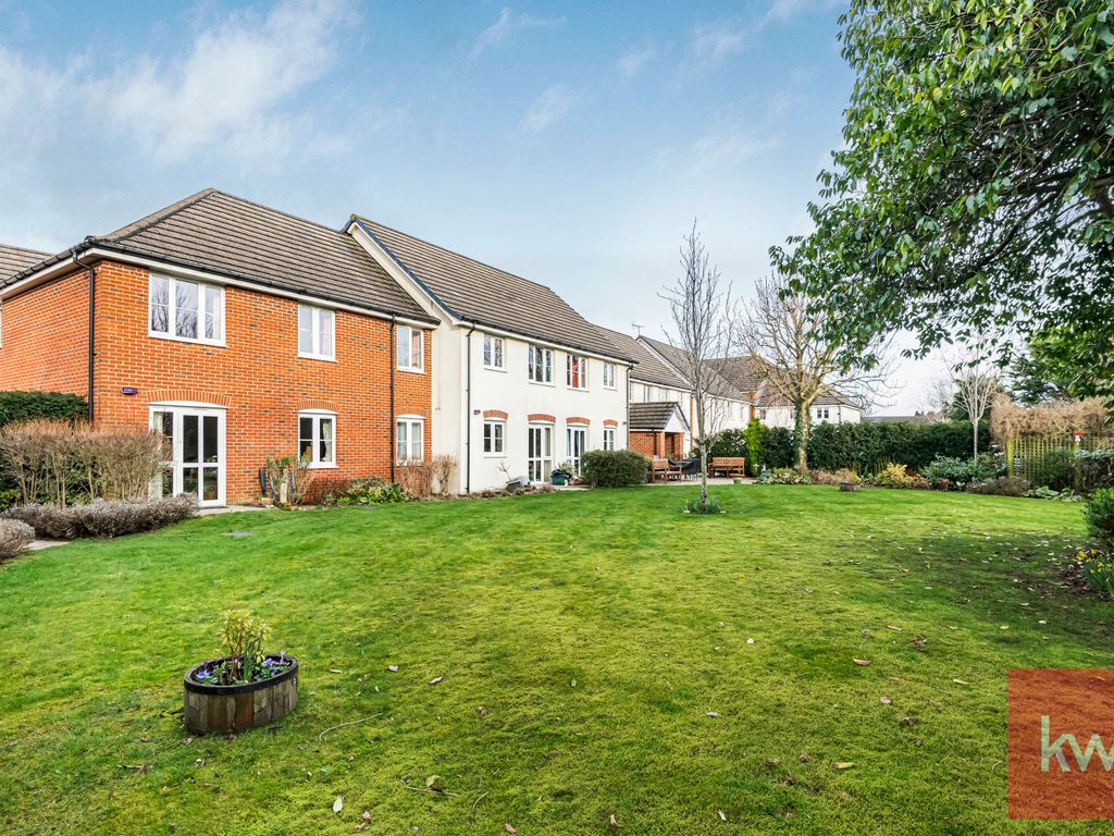 2 bed flat for sale in Hughenden Court, Penn Road, High Wycombe HP15, £220,000