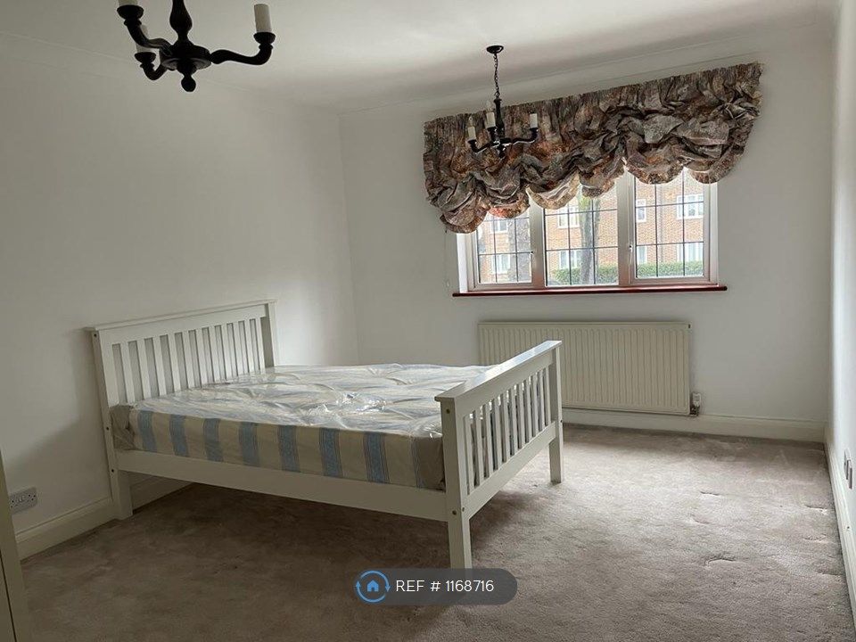 Room to rent in Sudbury Hill Close, Wembley HA0, £900 pcm