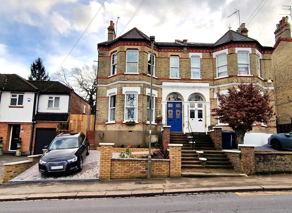 2 bed flat for sale in Potters Road, New Barnet, Barnet EN5, £475,000