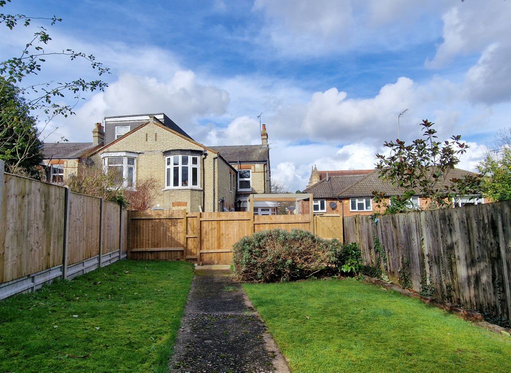 2 bed flat for sale in Potters Road, New Barnet, Barnet EN5, £475,000