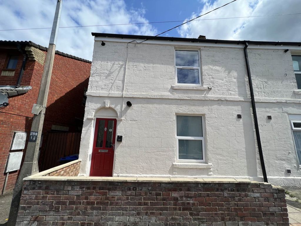 1 bed flat to rent in Bond Street, Trowbridge, Wiltshire BA14, £695 pcm