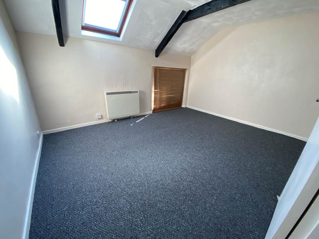2 bed flat to rent in High Street, Shepton Mallet, Somerset BA4, £850 pcm