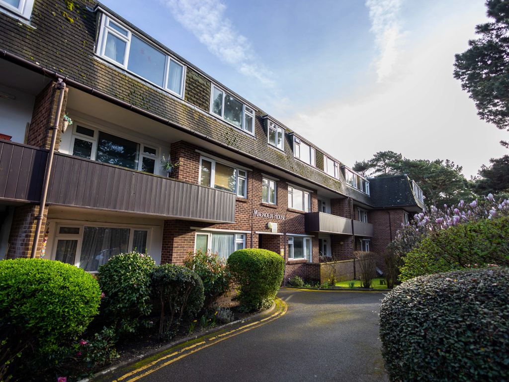 2 bed flat to rent in Redhill Drive, Bournemouth BH10, £1,500 pcm
