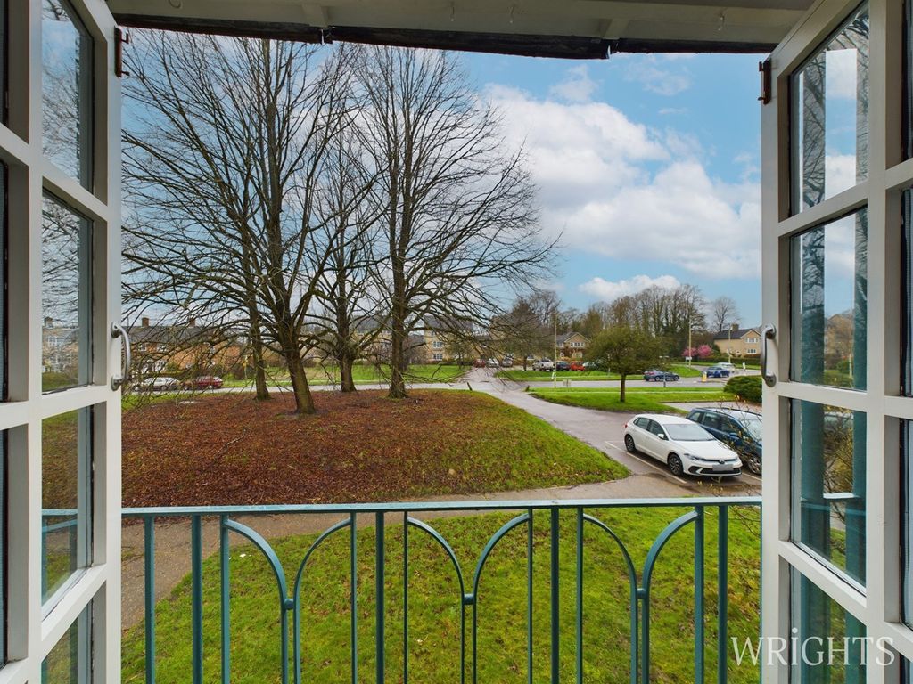 2 bed flat for sale in Knightsfield, Welwyn Garden City AL8, £325,000