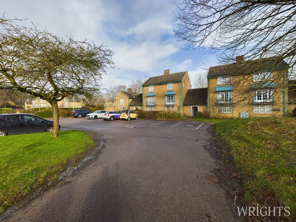 2 bed flat for sale in Knightsfield, Welwyn Garden City AL8, £325,000