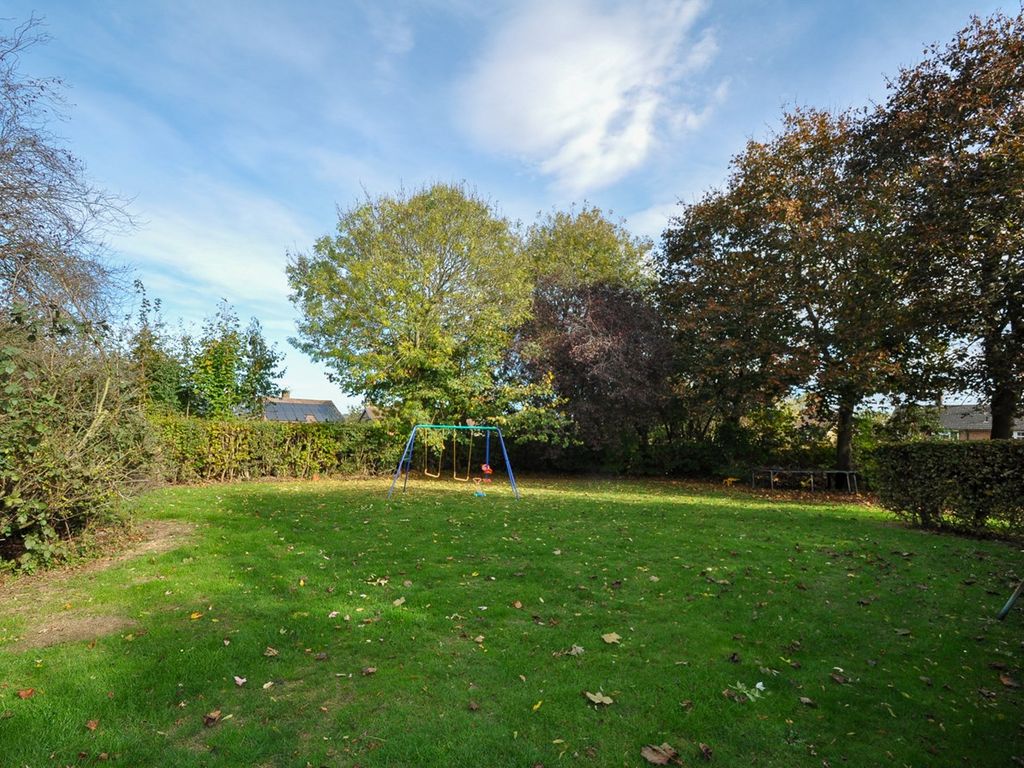 2 bed flat for sale in Knightsfield, Welwyn Garden City AL8, £325,000