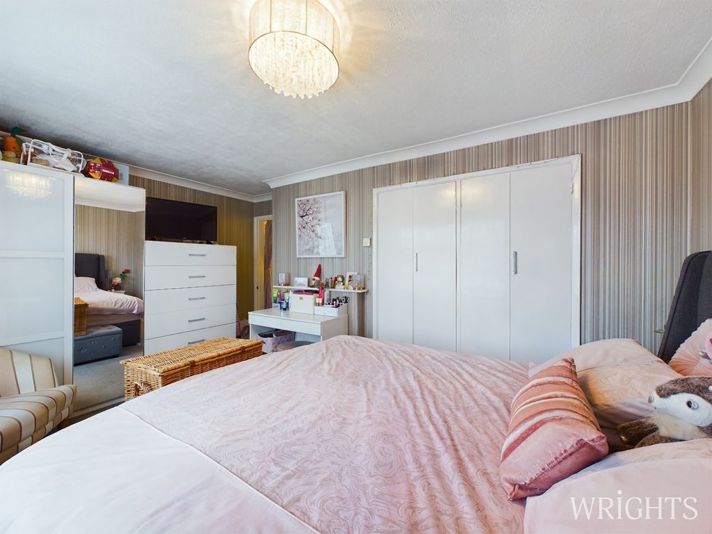2 bed flat for sale in Knightsfield, Welwyn Garden City AL8, £325,000