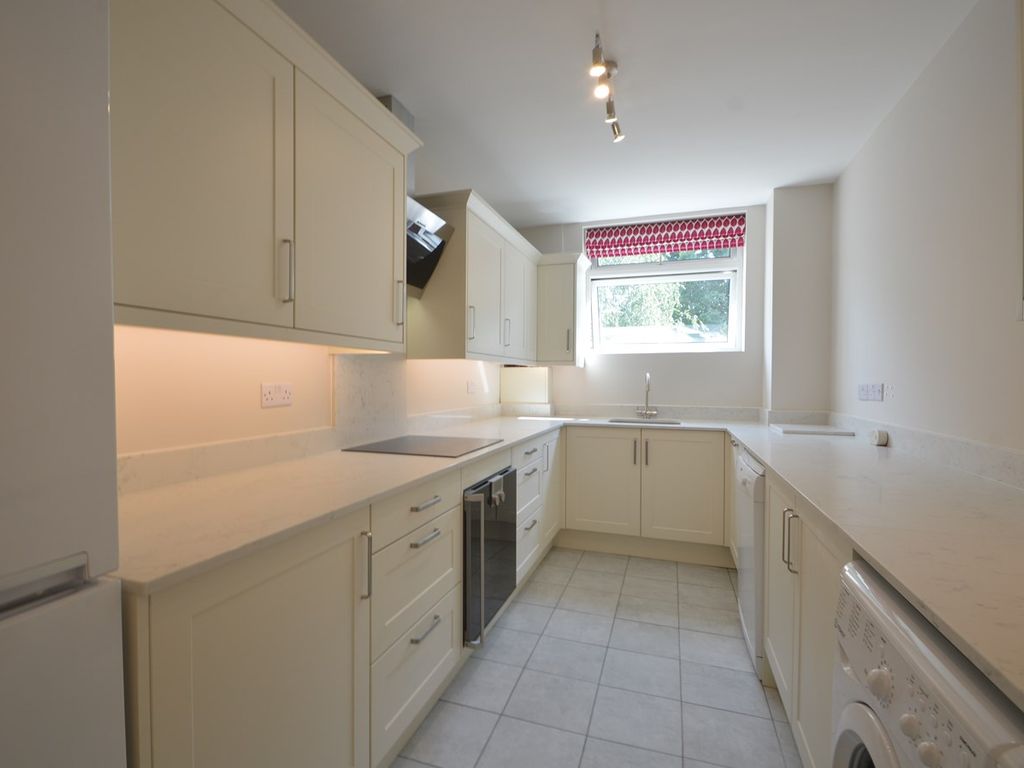 2 bed flat to rent in Ellesmere Road, Weybridge KT13, £1,795 pcm