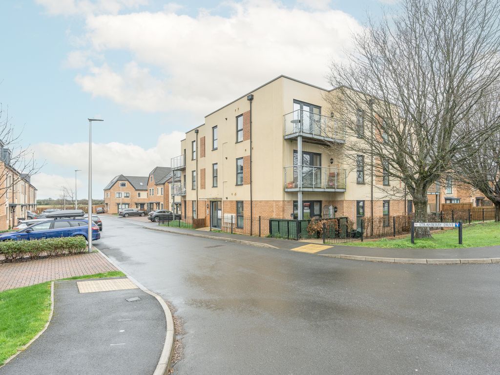 2 bed flat for sale in Strawberry Drive, Yatton, North Somerset BS49, £240,000