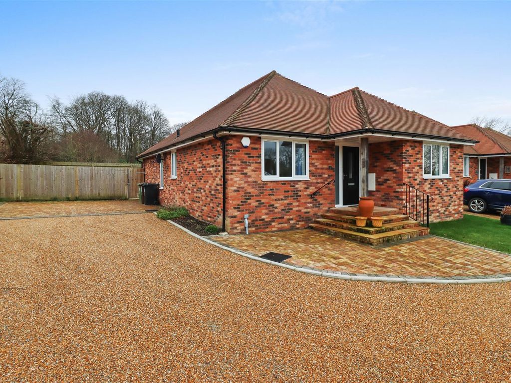 3 bed bungalow for sale in Gurney Close, Broad Oak, Rye TN31, £495,000