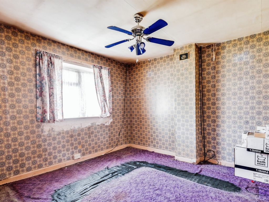 3 bed terraced house for sale in Pinnocks Place, Swindon SN2, £150,000