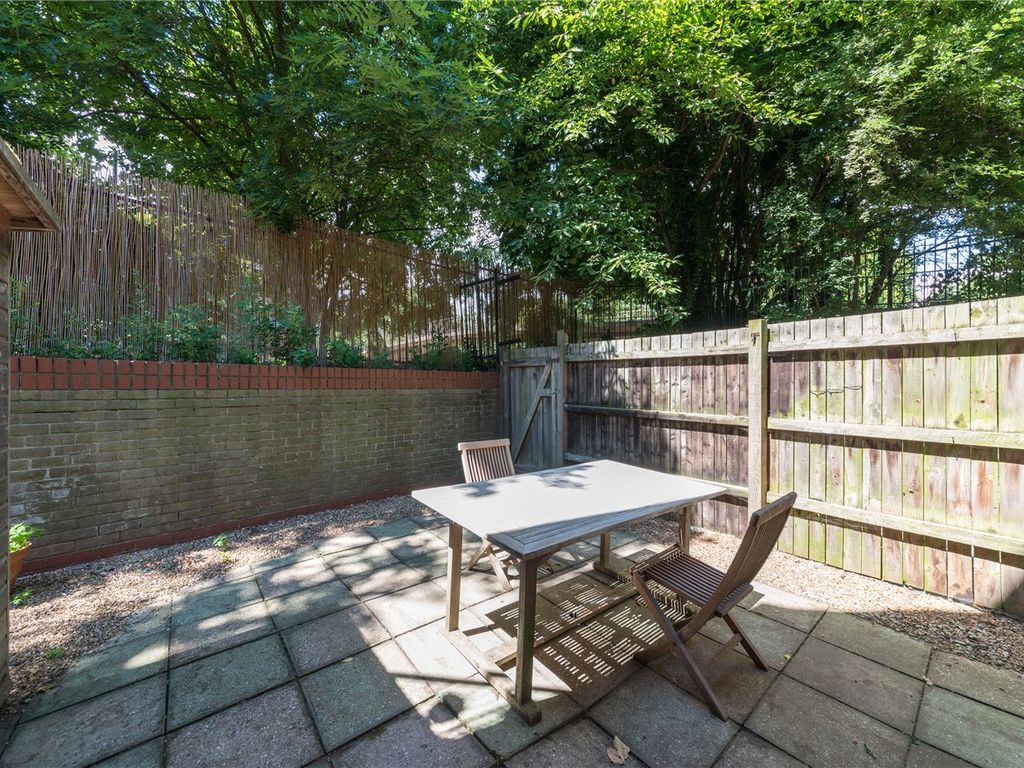 2 bed flat to rent in Holyoake Court, Bryan Road, London SE16, £1,950 pcm