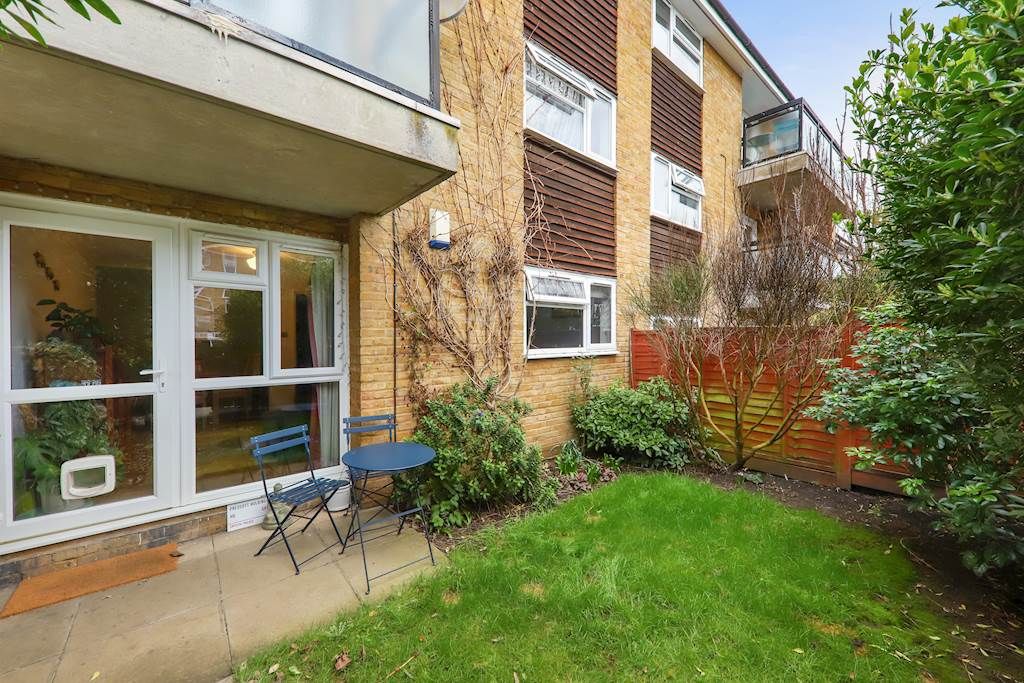 2 bed flat for sale in Palace Rd, Crystal Palace, London, Greater London SE19, £375,000