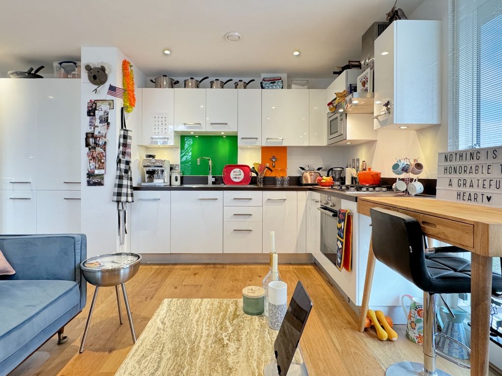 1 bed flat for sale in Aberdeen Square, Cambridge CB2, £400,000