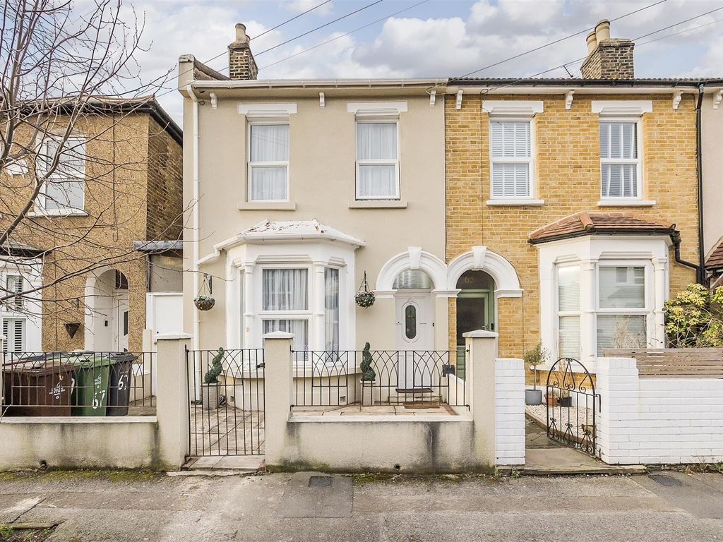 3 bed property for sale in Thornhill Road, London E10, £700,000