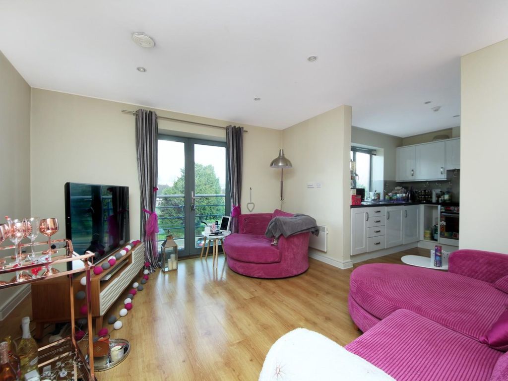 1 bed flat for sale in Uxbridge Road, London W3, £355,000