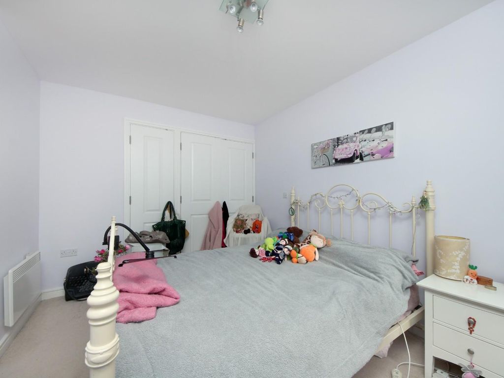 1 bed flat for sale in Uxbridge Road, London W3, £355,000
