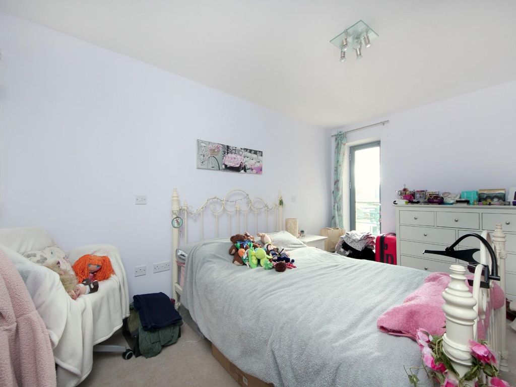 1 bed flat for sale in Uxbridge Road, London W3, £355,000