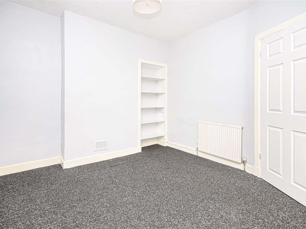 2 bed flat for sale in 40 Logie Place, Dunfermline KY12, £95,000