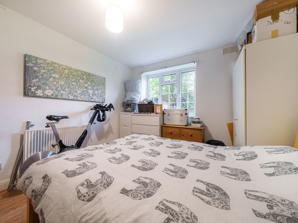 2 bed flat for sale in Finchley Court Ballards Lane, Finchley N3, £430,000