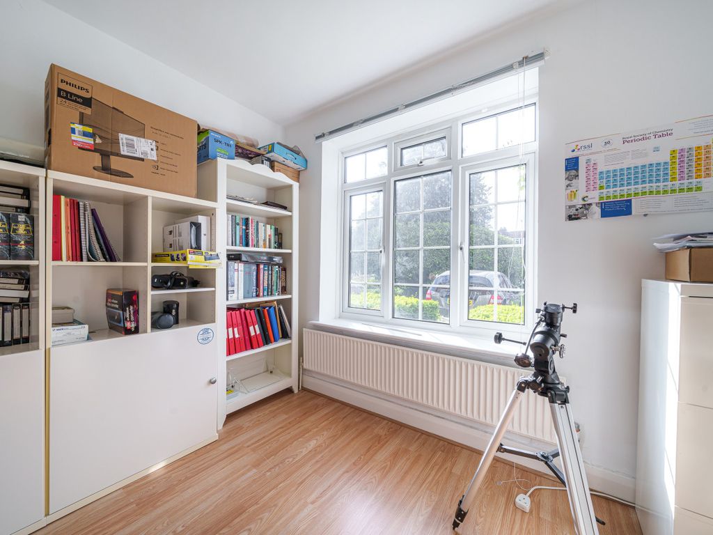 2 bed flat for sale in Finchley Court Ballards Lane, Finchley N3, £430,000