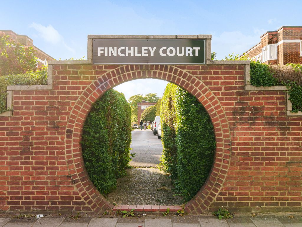 2 bed flat for sale in Finchley Court Ballards Lane, Finchley N3, £430,000