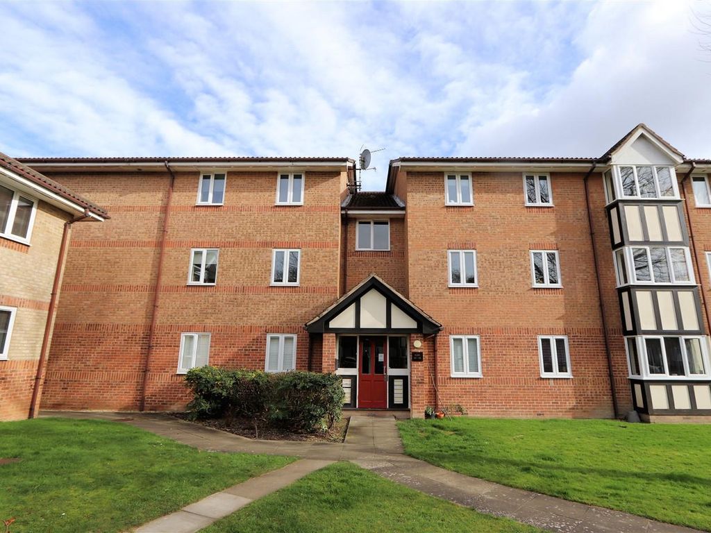 2 bed flat to rent in Woodland Grove, Epping CM16, £1,400 pcm