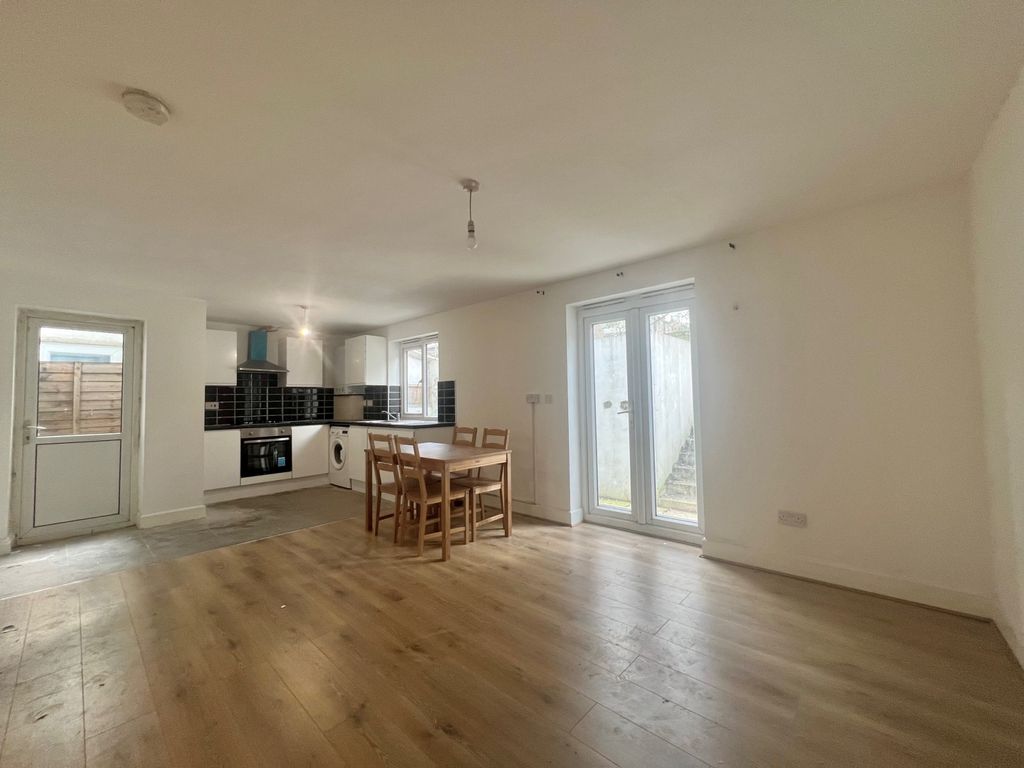 3 bed flat to rent in Amersham Road, London SE14, £2,300 pcm