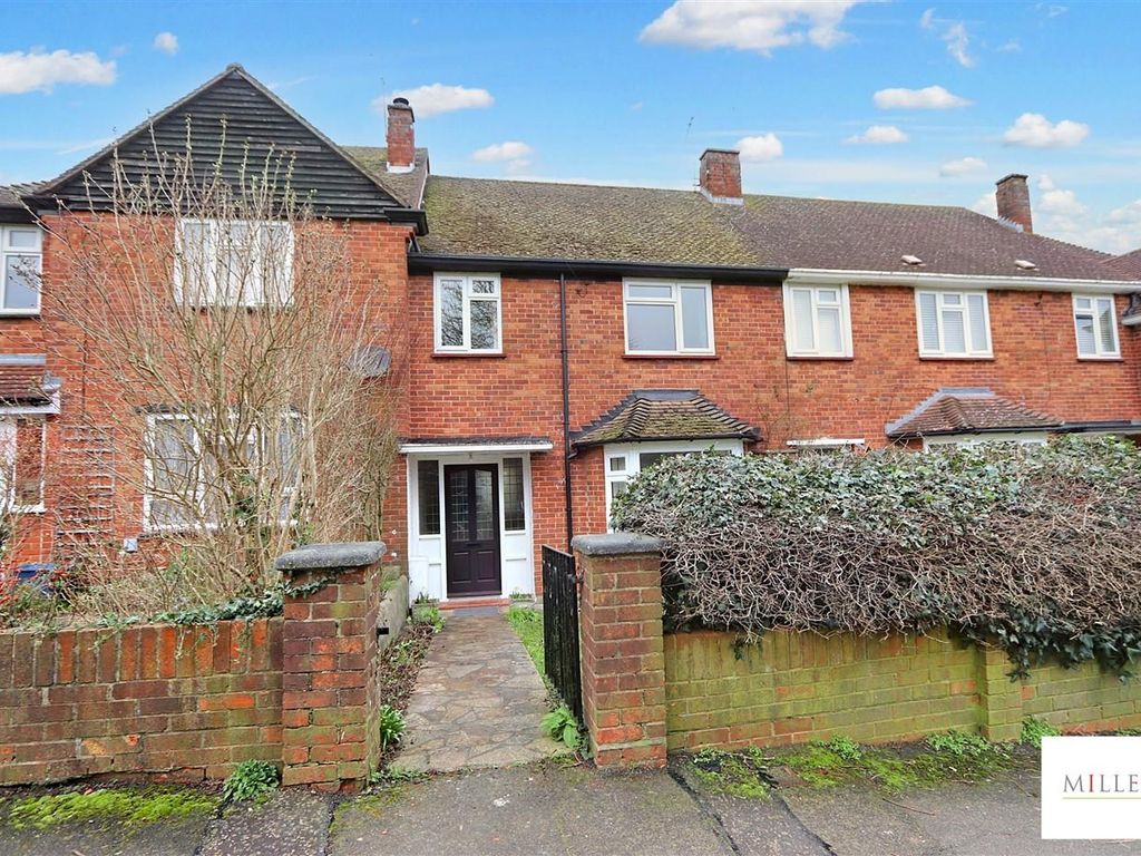 3 bed terraced house to rent in Lower Swaines, Epping CM16, £2,100 pcm