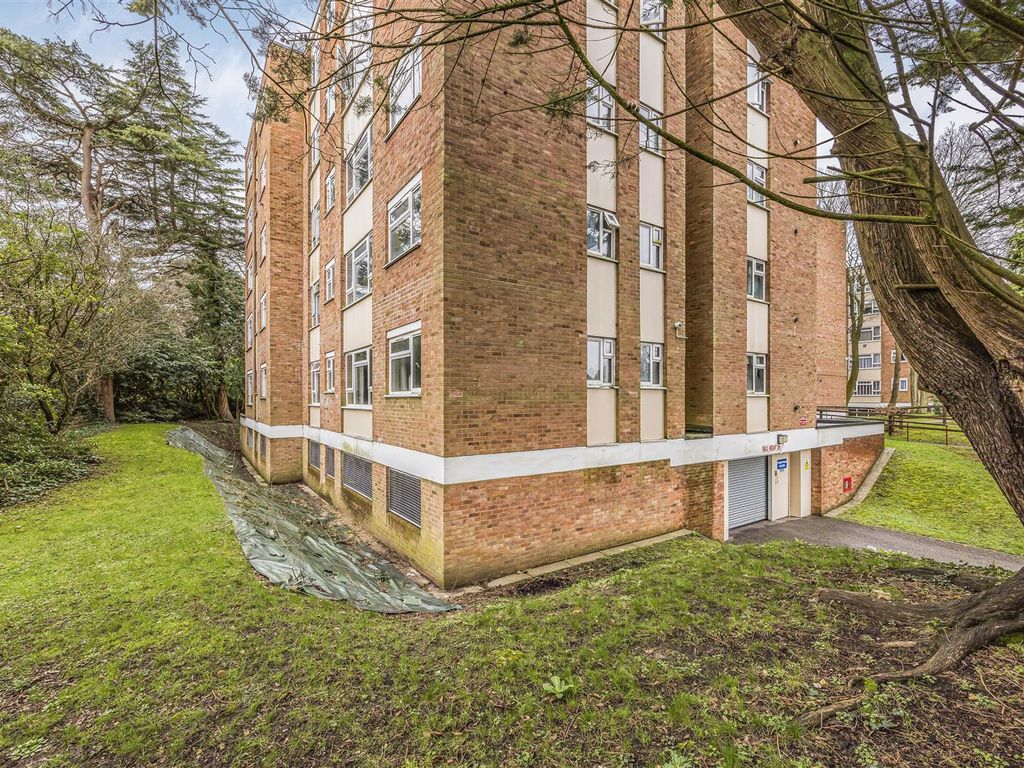 2 bed flat for sale in Derby Road, Bournemouth BH1, £200,000