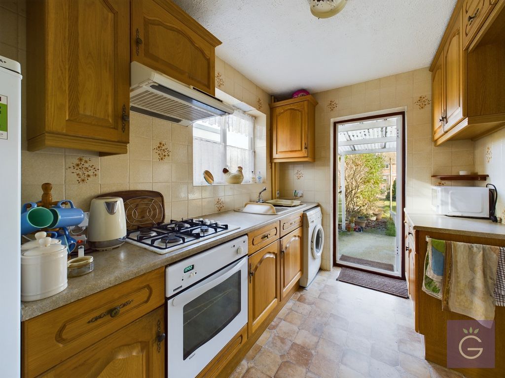 3 bed end terrace house for sale in Haddon Drive, Woodley RG5, £400,000