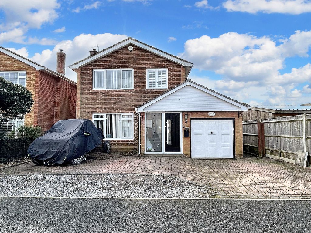 3 bed detached house for sale in Linda Road, Fawley SO45, £355,000