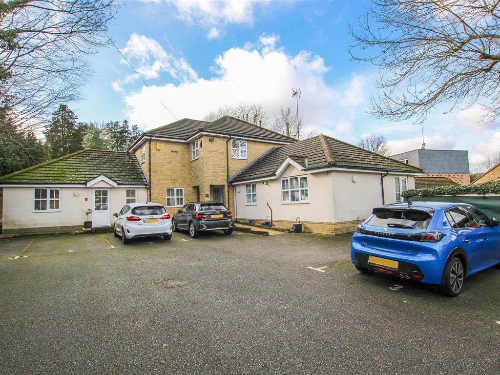 1 bed flat for sale in Junction Road, Warley, Brentwood CM14, £250,000