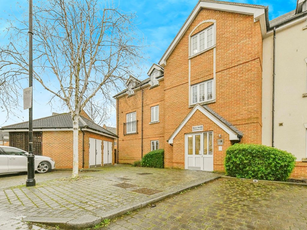 2 bed flat for sale in Peppermint Road, Hitchin SG5, £240,000