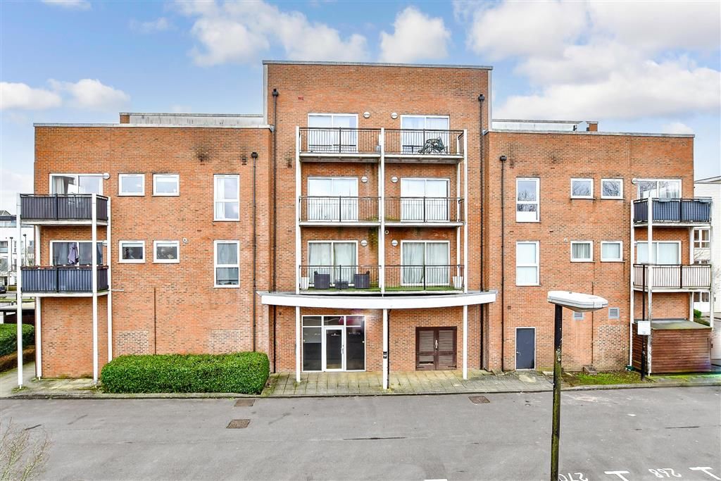 2 bed flat for sale in Canalside, Redhill, Surrey RH1, £198,500