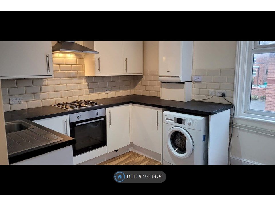 3 bed flat to rent in Albert Road, Manchester M19, £1,350 pcm