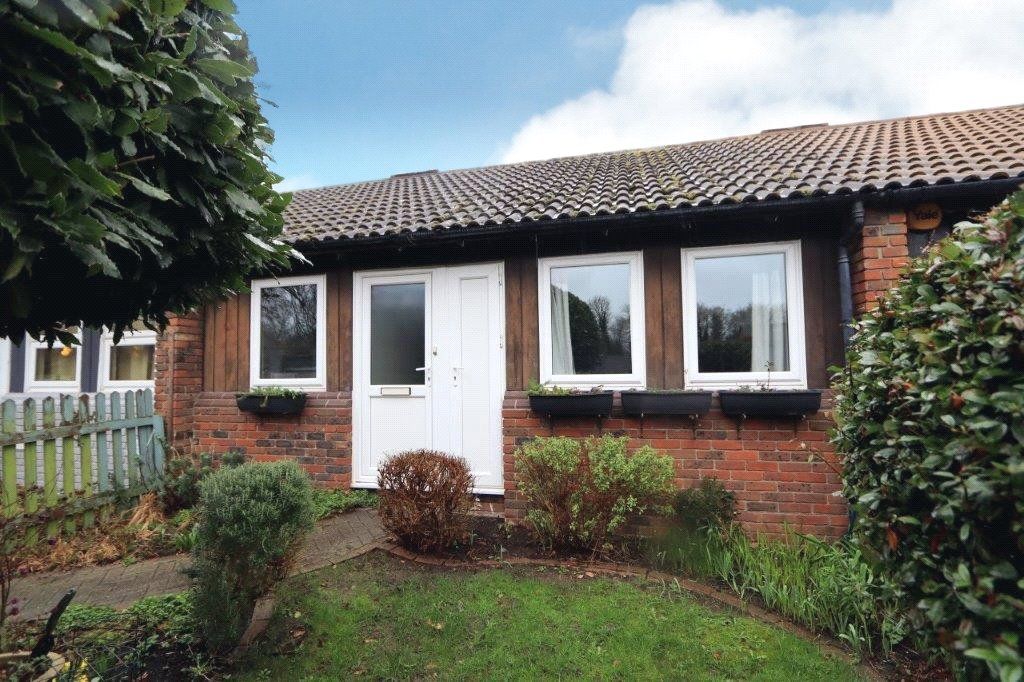 3 bed bungalow for sale in Hills Close, Great Linford MK14, £290,000