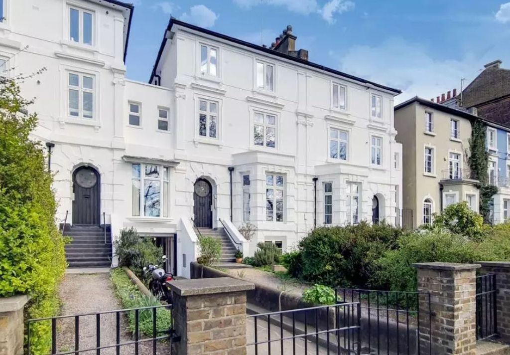 2 bed flat for sale in St. Albans Villas, Dartmouth Park, London NW5, £625,000
