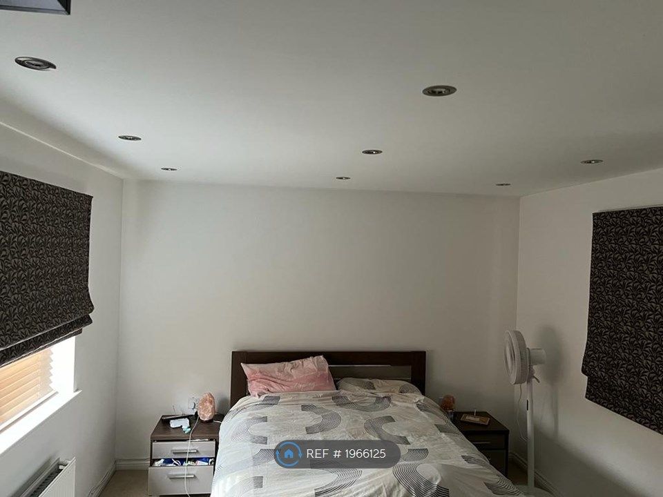 4 bed detached house to rent in Calshot Drive, Milton Keynes MK4, £2,150 pcm