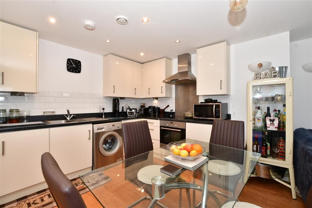 2 bed flat for sale in Canterbury Road, Croydon, Surrey CR0, £195,000