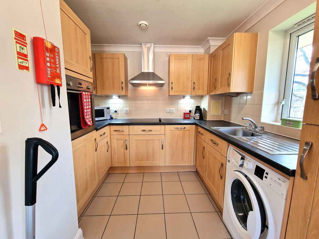 1 bed flat for sale in Church Hill Road, East Barnet, Barnet EN4, £250,000