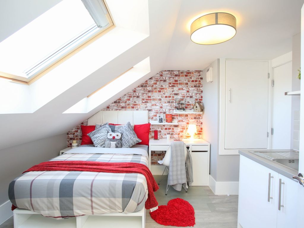 Room to rent in 98 Reginald Street, Luton, Bedfordshire LU2, £790 pcm