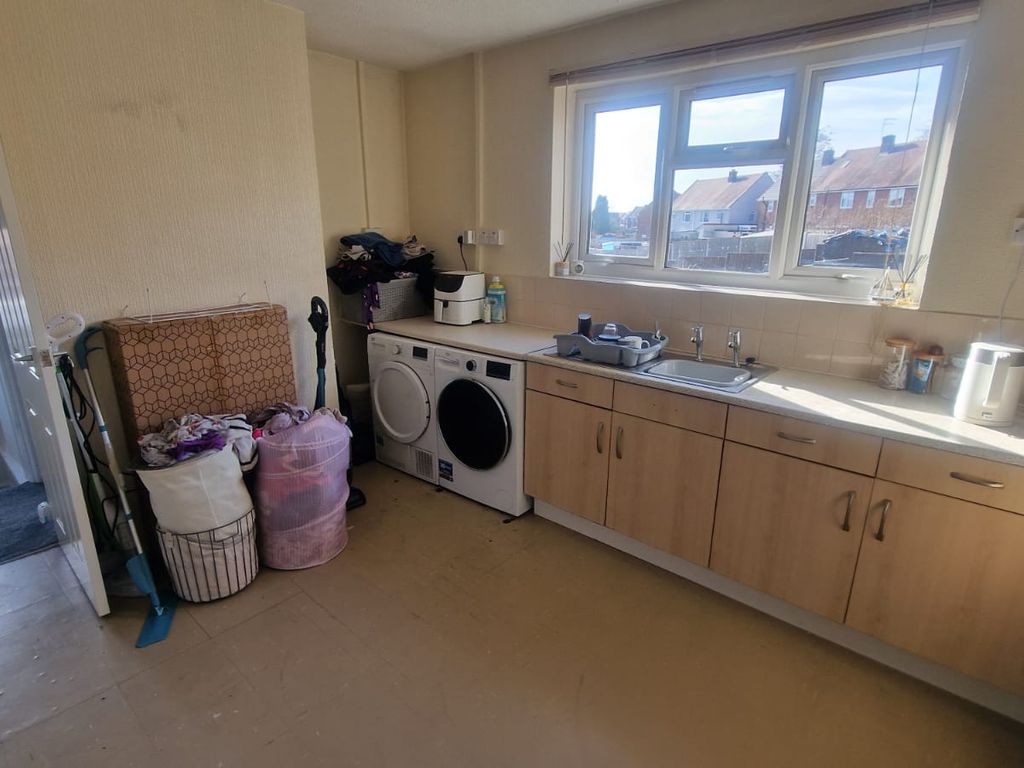 1 bed flat to rent in Wavell Road, Brierley Hill DY5, £700 pcm