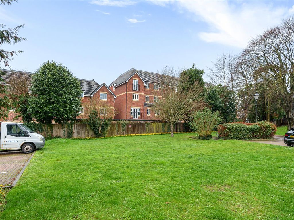 2 bed flat to rent in Bath Road, Slough SL1, £1,650 pcm