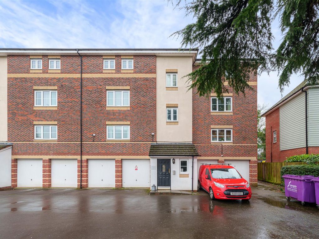 2 bed flat to rent in Bath Road, Slough SL1, £1,650 pcm
