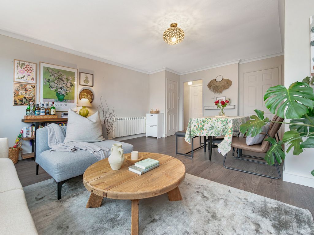 2 bed flat for sale in Brockley Combe, Weybridge KT13, £285,000
