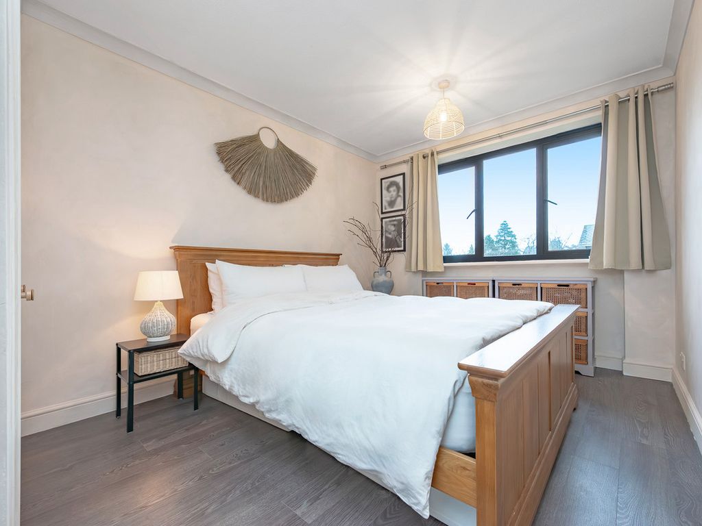 2 bed flat for sale in Brockley Combe, Weybridge KT13, £285,000