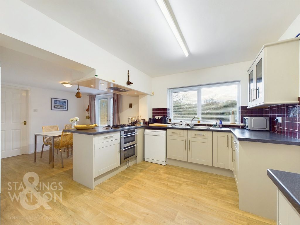 4 bed detached house for sale in Big Back Lane, Chedgrave, Norwich NR14, £495,000