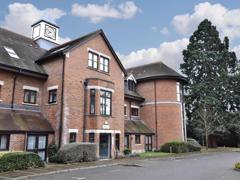 2 bed flat for sale in Silas Court, Lockhart Road, Watford WD17, £350,000