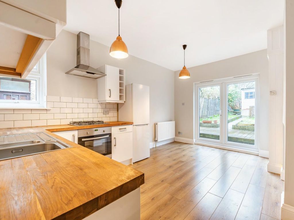 1 bed flat for sale in Brownhill Road, London SE6, £375,000